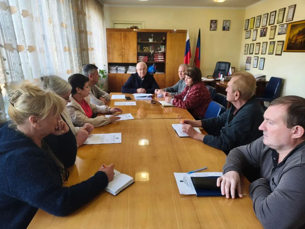 Первый заместитель руководителя Управы Петровского внутригородского района Администрации городского округа Донецк Плахутин Юрий Иванович провёл рабочее совещание с представителями предприятий и учреждений Петровского района...