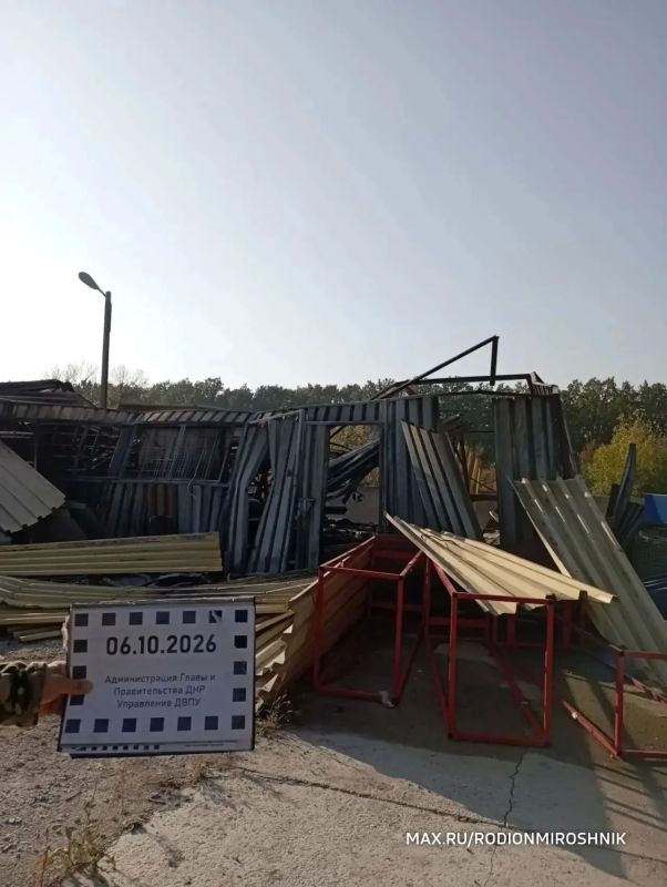 ВСУ ударили по грузовикам и складу с гуманитарной помощью Международного комитета Красного Креста в Донецке, сообщил посол по особым поручениям МИД РФ Родион Мирошник