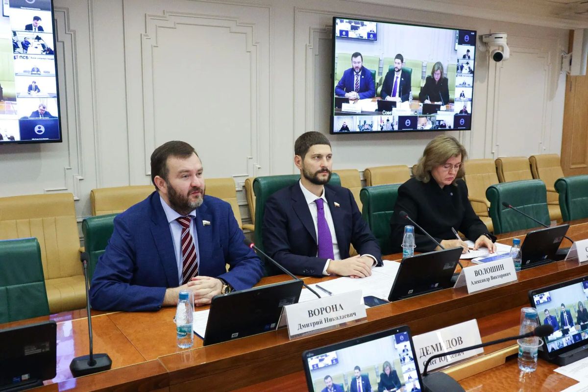 Александр Волошин: #работа_в_СФ. Сегодня в Совете Федерации совместно с депутатом Государственной Думы от Запорожской области Дмитрием Вороной провели совещание, посвящённое восстановлению и развитию топливно-энергетического...