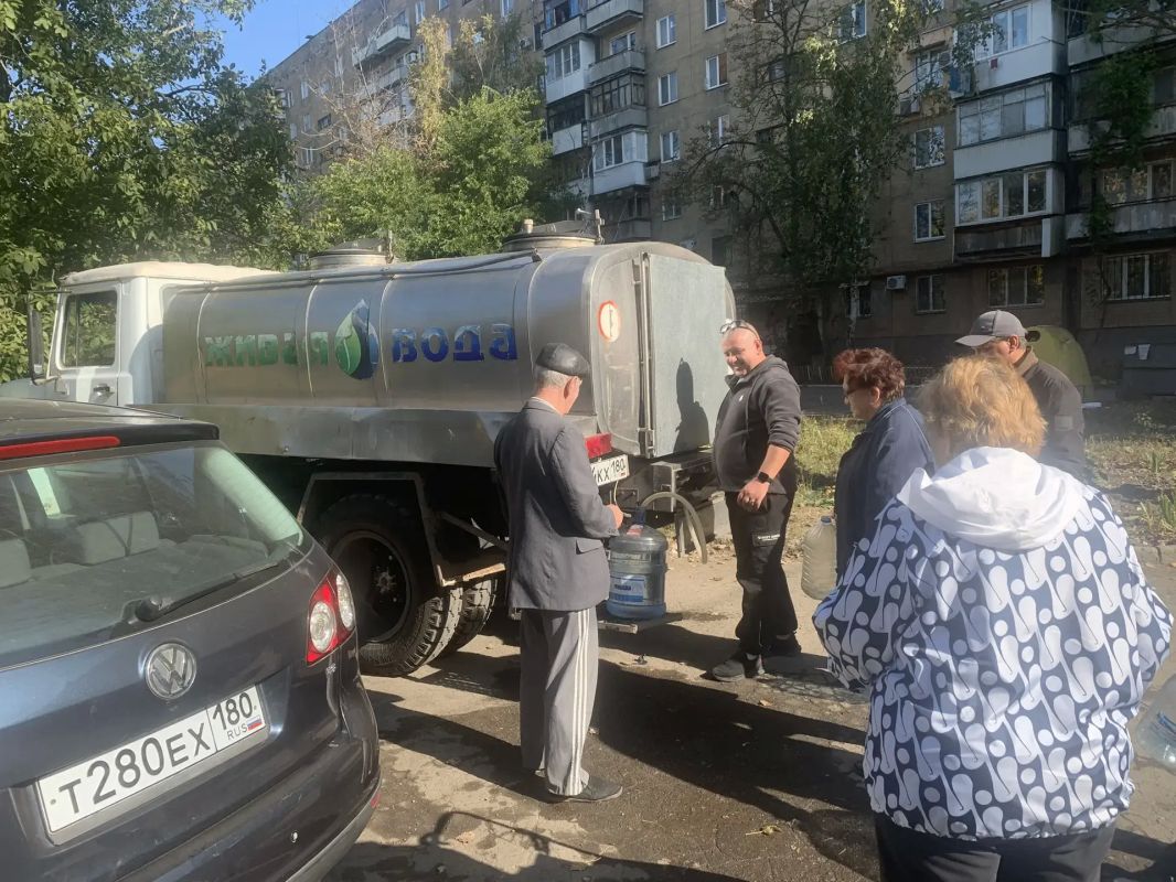 Валентин Левченко: В связи с перебоями водоснабжения в Киевском внутригородском районе организован подвоз питьевой воды по адресу: ул.Политбойцов 3