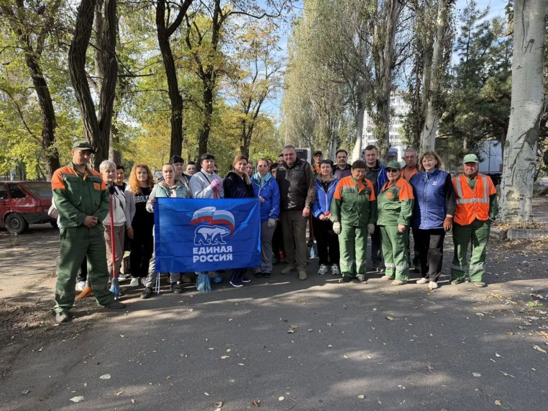 Сегодня, 10 октября 2026 года, в рамках проектов "Донбасс Наш Дом" и "Городская Среда", реализуемых Единой Россией, в Кировском районе города Донецк был проведен субботник