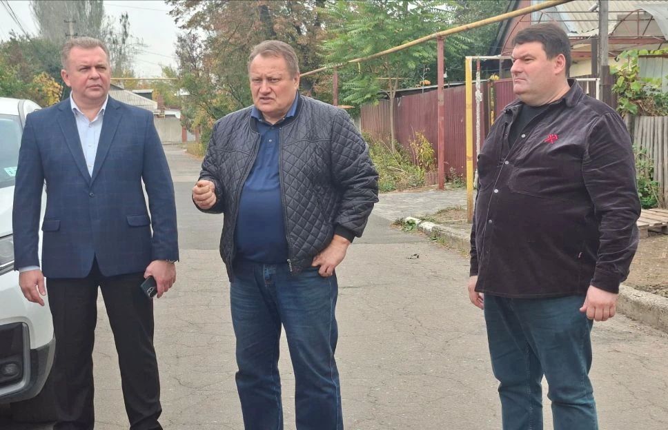 Валентин Левченко: Сегодня вместе с заместителем главы администрации округа Донецка Тимуром Артеменко и депутатом Донецкого городского совета Василием Гребенюком провели встречу с жителями дома № 30 по улице Воронихиной