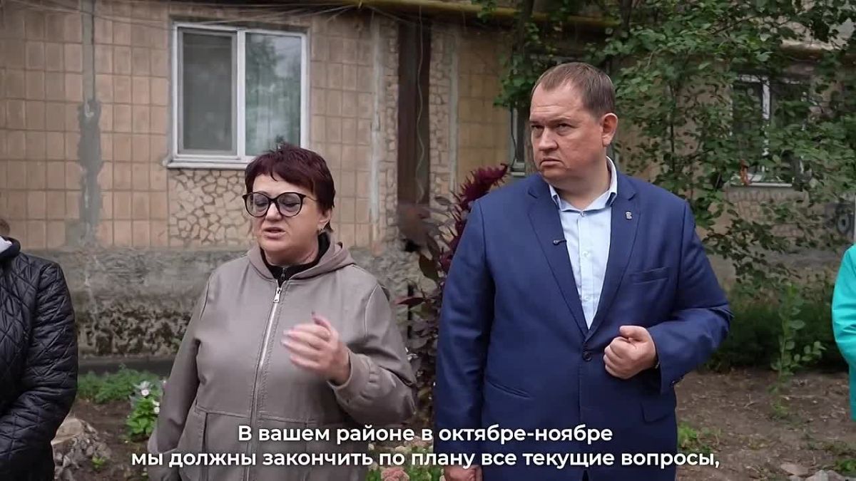 Встретился с жильцами домов, расположенных на улице Л. Чайкиной в Донецке. Проблемы все те же — текущие кровли, свет, вода