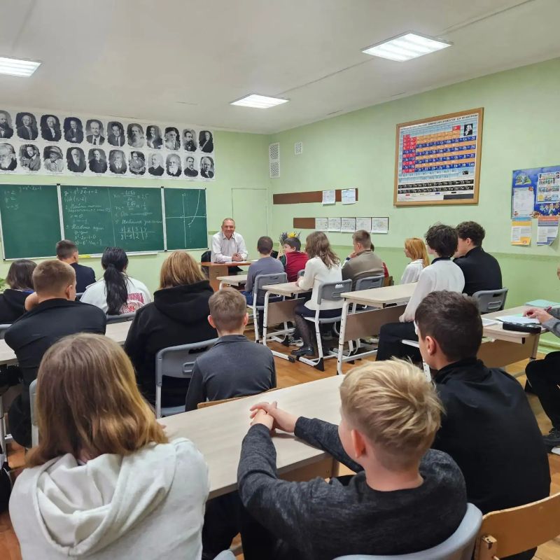 Наталья Бегуненко: В рамках проекта «Моя карьера» партии «Единая Россия» депутат Донецкого городского совета Константин Андреевич Перков провёл профориентационную лекцию на тему «Мир профессий: найди свое призвание» для...