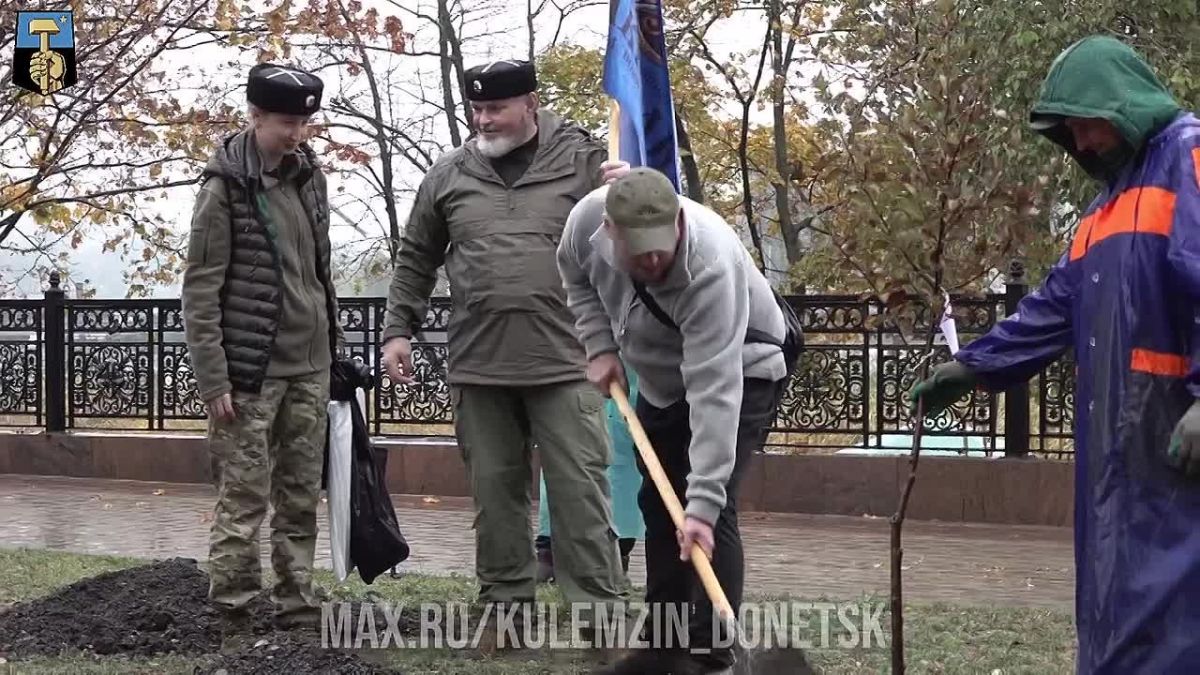 Алексей Кулемзин: Сегодня в рамках Года единства народов России вместе с представителями казачьих объединений заложили «Аллею казачьей Славы»: высадили саженцы рябины в Шеффилдском сквере на набережной реки Кальмиус