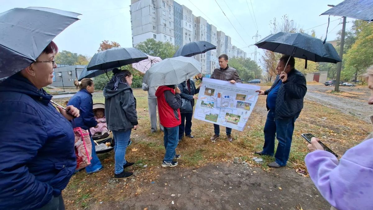 Валентин Левченко: Сегодня совместно с Департаментом строительства и архитектуры администрации городского округа Донецк проведена встреча с жителями микрорайона по вопросу реконструкции площадки для выгула собак по адресу...