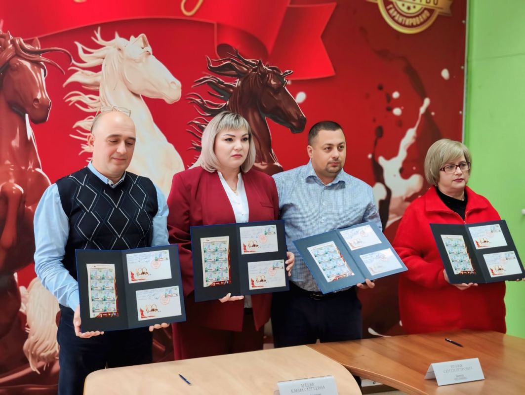Сегодня состоялось специальное гашение нового почтового блока, выпущенного «Почтой Донбасса» в честь векового юбилея Донецкой кондитерской фабрики