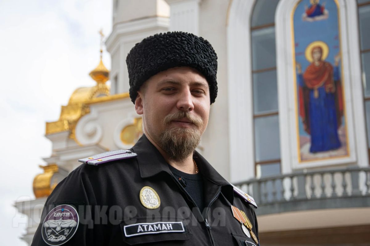 Присягнули перед Богом и Богородицей: в праздник Покрова в Донецке в казаки верстали