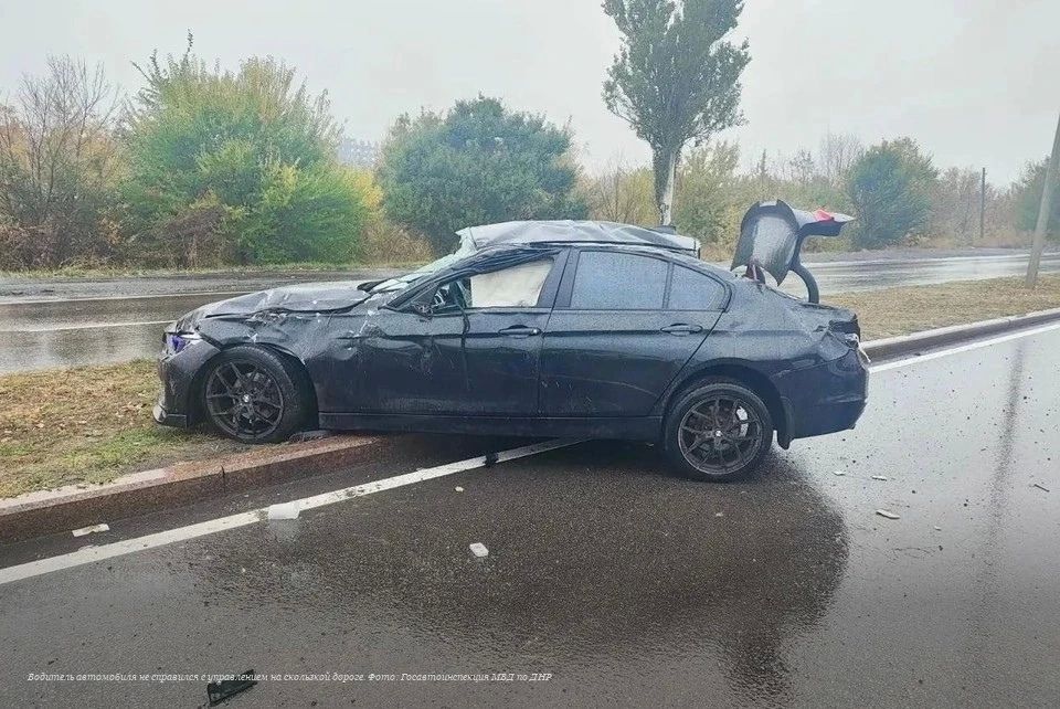 Водитель погиб, подростка с травмами увезли в больницу: В Донецке во время дождя BMW ушел в занос и опрокинулся