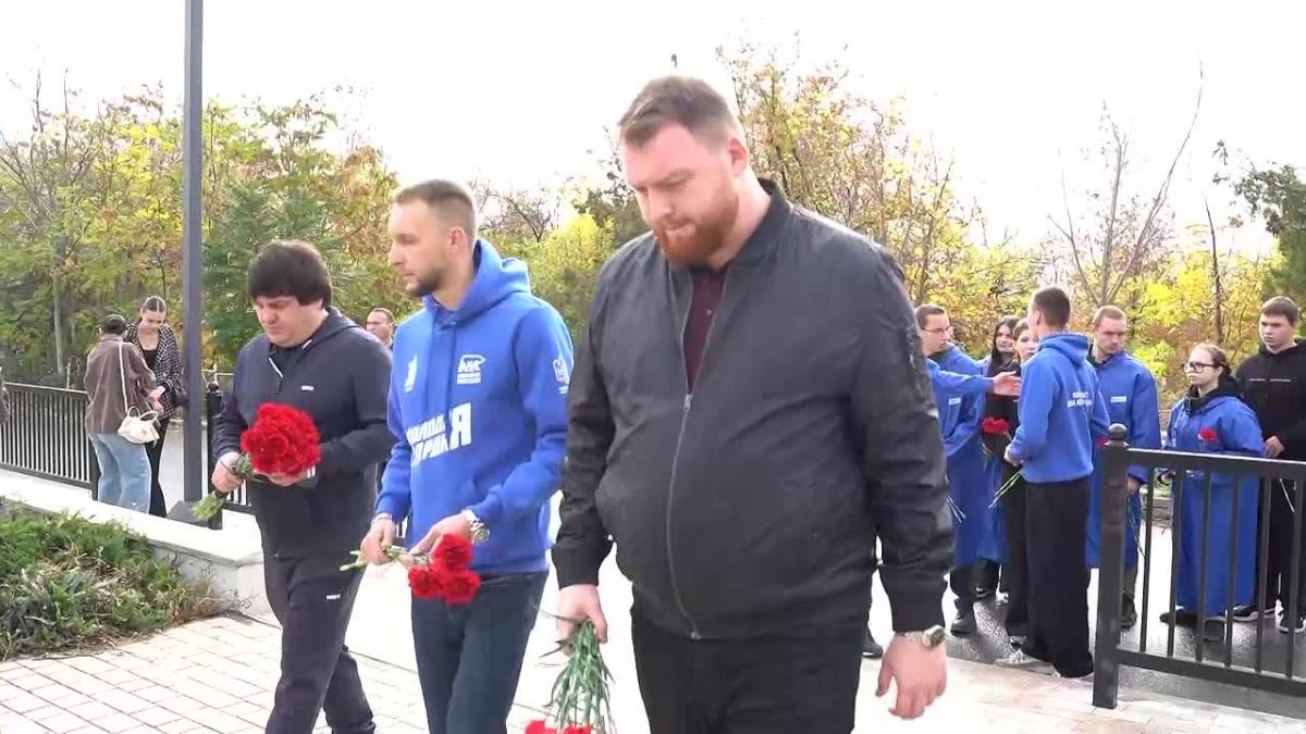 В Донецке почтили память экс-командира "Спарты" Арсена Павлова по прозвищу "Моторола" — со дня его гибели прошло 10 лет
