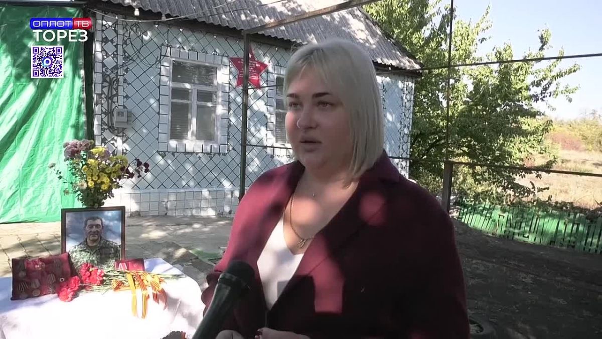 В память об Олеге Филипченко в Торезе открыли памятные знаки