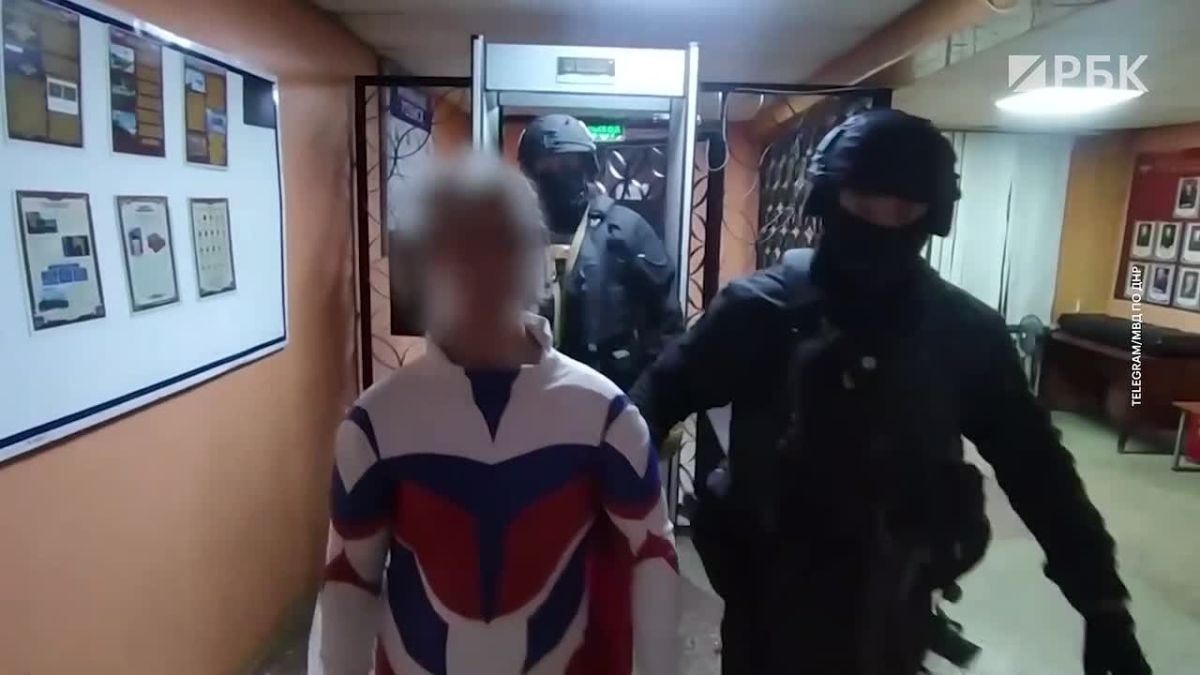 На блогера Ивана Золо (настоящее имя — Иван Золочевский) составили административный протокол за публикацию материалов с экстремистской символикой, сообщила пресс-служба МВД по ДНР