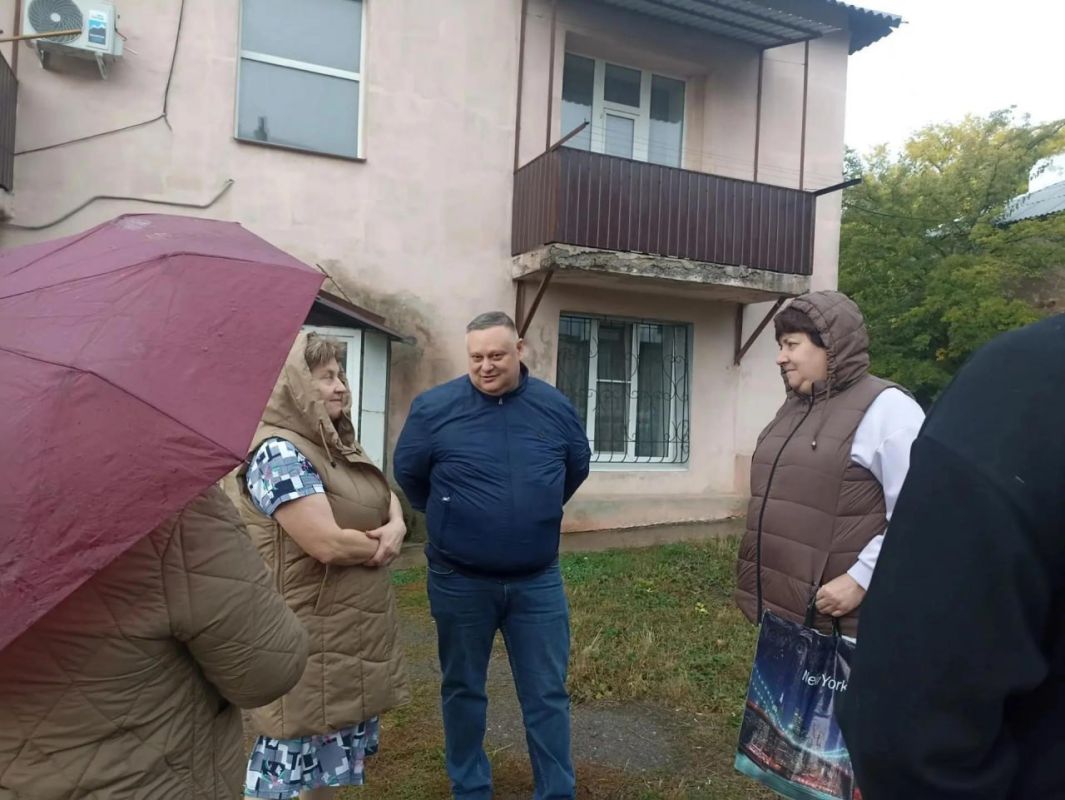 Иван Адамец: Заместитель руководителя Управы Алексей Шлапак и депутат горсовета Сергей Остапенко провели выездную встречу с жителями домов № 30 и 32 на улице Саянской