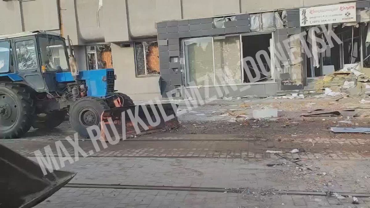 Коммунальщики приступили к устранению последствий атаки БПЛА в Ворошиловском районе Донецка
