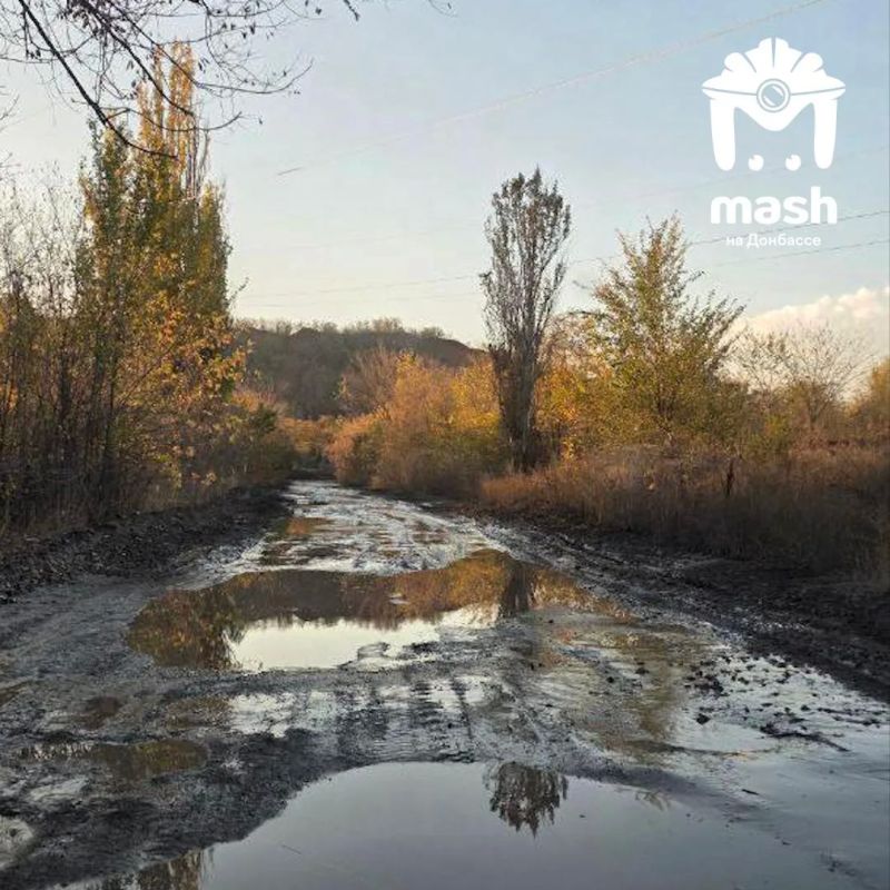 Единственная дорога в поселок Лозовом в Донецке полностью убита