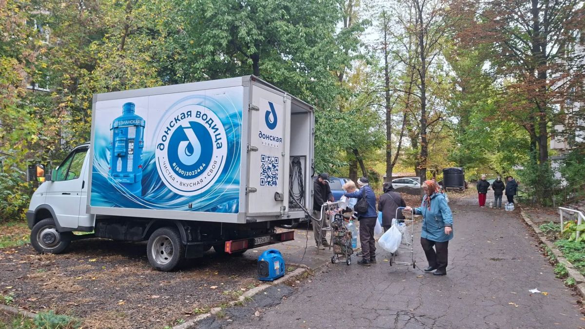 В Киевском внутригородском районе продолжается организовация по подвозу питьевой воды в связи с перебоями водоснабжения по адресу: ул. Чапаева 3