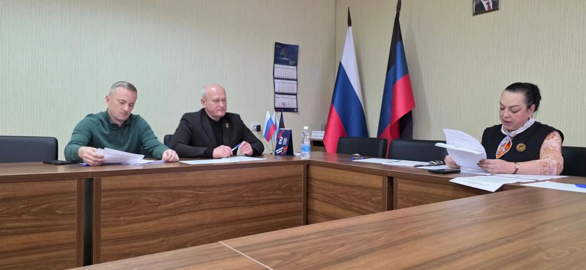 РАБОТА КОМИТЕТОВ. В Донецком городском совете под председательством Ирины Бениаминовой состоялось заседание постоянного комитета по вопросам местного самоуправления, регламента, кадров и депутатской этики