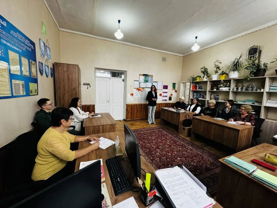 Депутат Старобешевского муниципального совета ДНР от партии «ЕДИНАЯ РОССИЯ» Алина Шпатусько провела встречу с трудовым коллективом Старобешевской школы № 2
