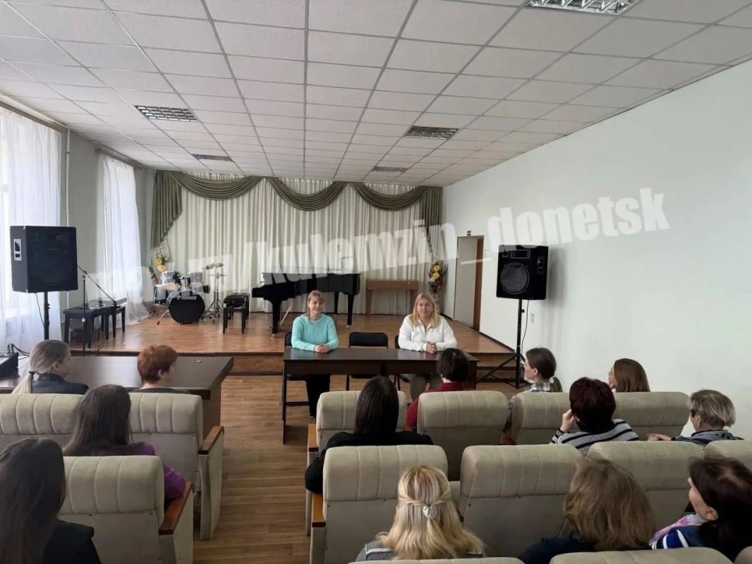 В Киевском районе состоялась встреча с трудовым коллективом Детской школы искусств № 3 г. Донецка, которую провела заместитель главы администрации городского округа Донецк Наталья Куц