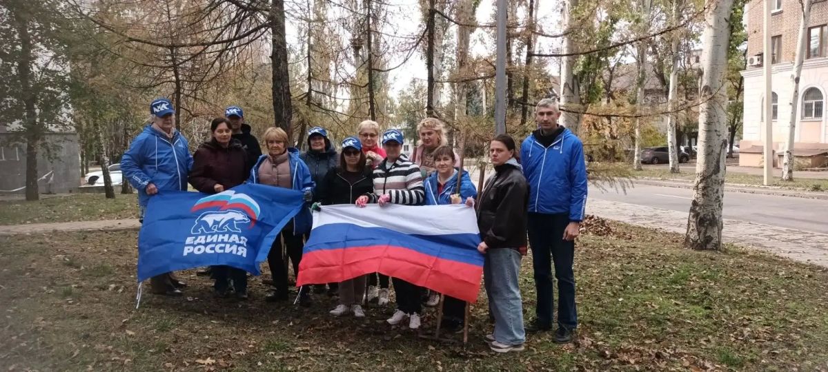 Сегодня, 22 октября, в рамках проекта "Городская среда" партии "Единая Россия" сотрудники Управы Калининского внутригородского района администрации городского округа Донецк присоединились к экологической акции "Чистый...