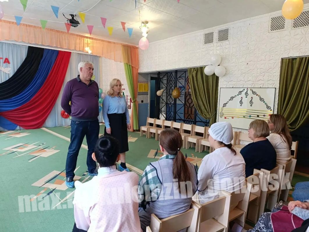В Петровском районе состоялась рабочая встреча заместителя главы администрации г.о. Донецк Владимира Зайцева с жителями Петровского района в ГБДОУ «Детский сад № 313 г.о. Донецк»