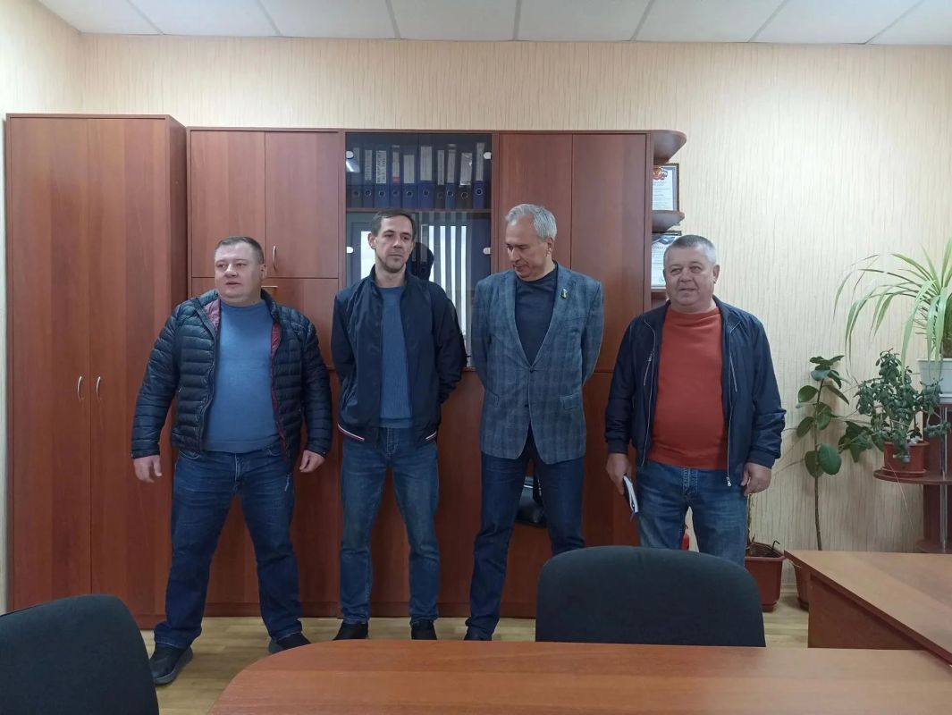 Иван Адамец: Вместе с депутатами Донецкого городского совета Германом Полуниным, Дмитрием Пефтеевым и Валерием Солодовниковым встретились с трудовым коллективом Республиканского центра по предоставлению мер социальной...