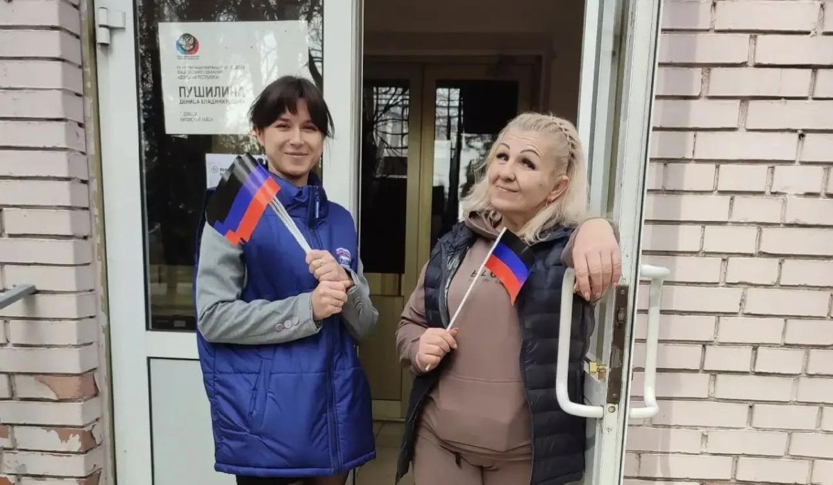 В рамках празднования Дня Государственного флага Донецкой Народной Республики, сотрудники Управы Кировского района раздавали жителям флажки государственного триколора