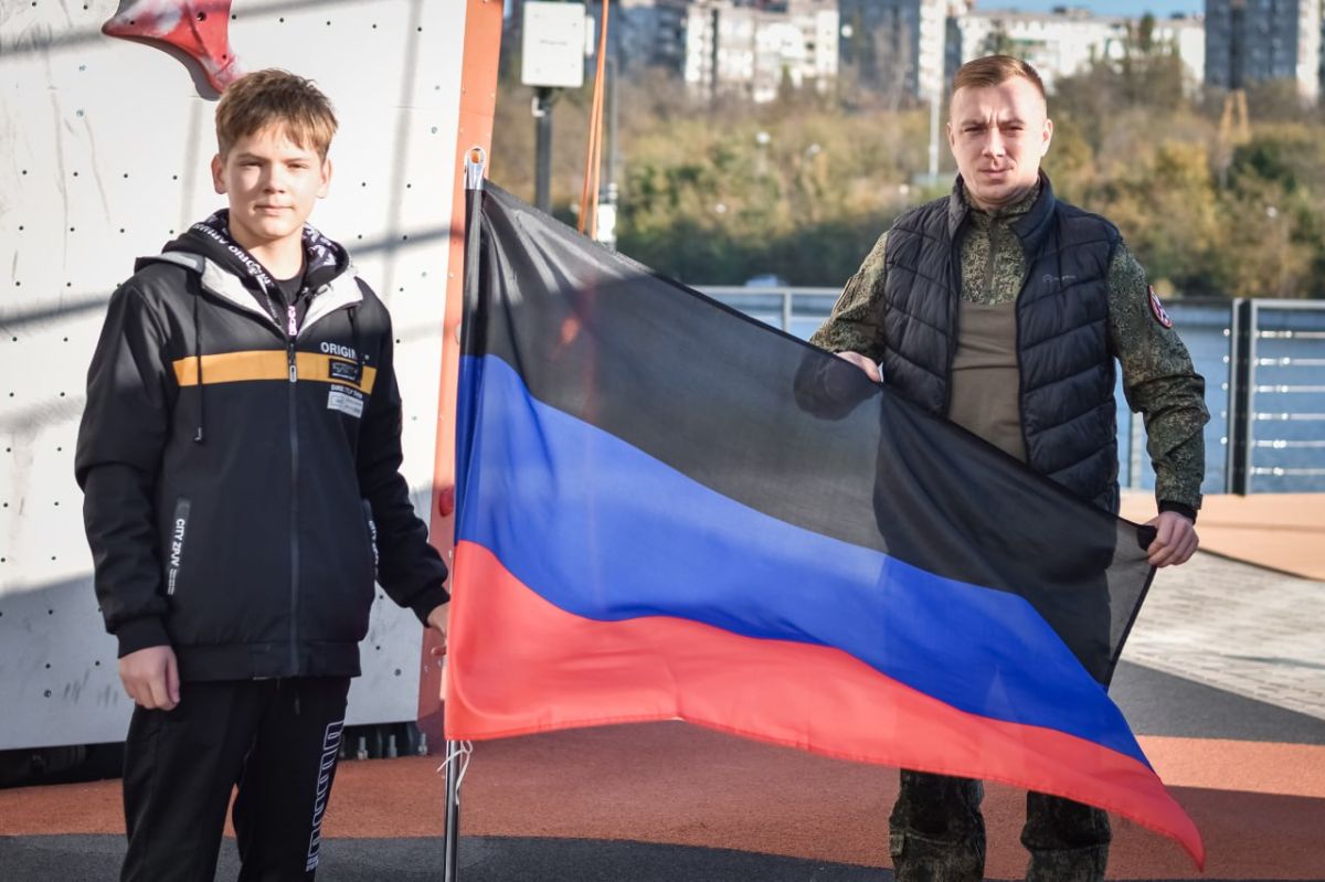 В память о тех, кто защищал родную землю: на молодежном скалодроме Донецка подняли флаг ДНР