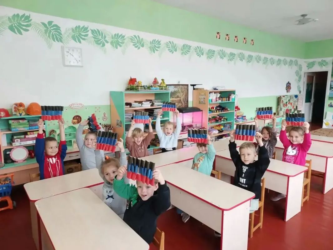 Гордо реет флаг народный!. В детском саду №4 «Соловушка» города Новоазовск прошёл трогательный и важный тематический день, посвящённый приближающемуся Дню флага Донецкой Народной Республики
