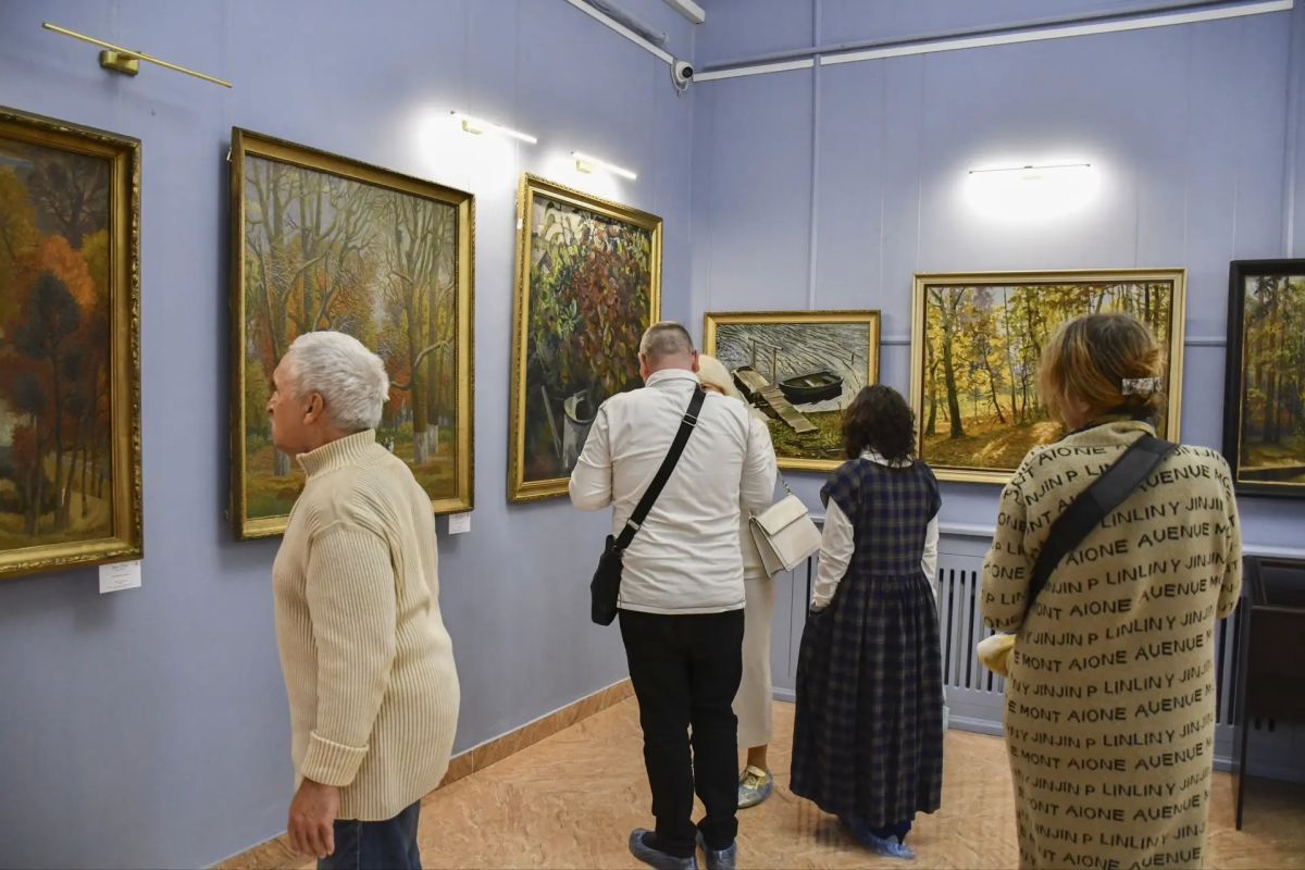 В Донецке открылась выставка «Осенний вальс: живопись природы»