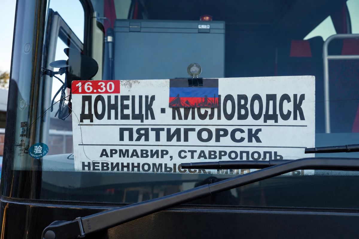 Флаг ДНР отправляется в путь: молодежь украсила междугородние автобусы в честь праздника