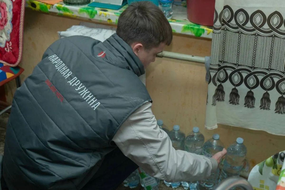 Активисты «Народной Дружины» совместно с волонтерами Национального центра помощи доставили свыше 200 литров питьевой воды пожилым и маломобильным жителям Донецка