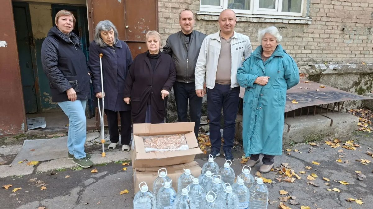 «Добрые дела»: Управа Киевского внутригородского района передала питьевую воду маломобильным жителям