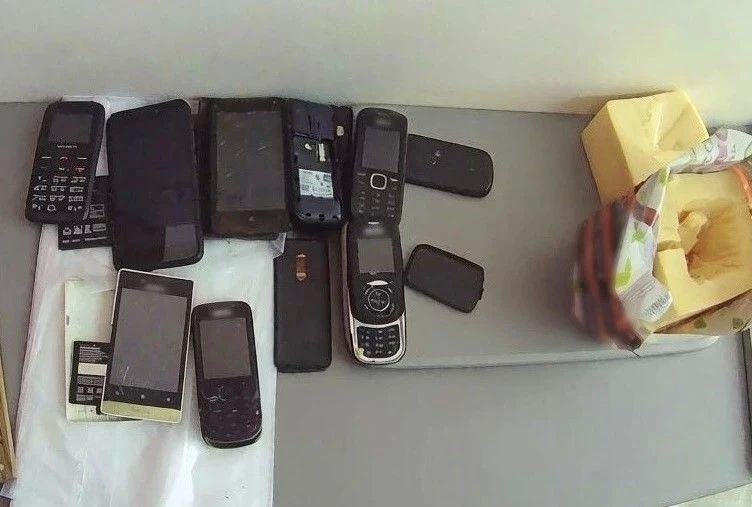Оперативные работники ГУФСИН России по ДНР предотвратили попытку передачи мобильных телефонов подозреваемому