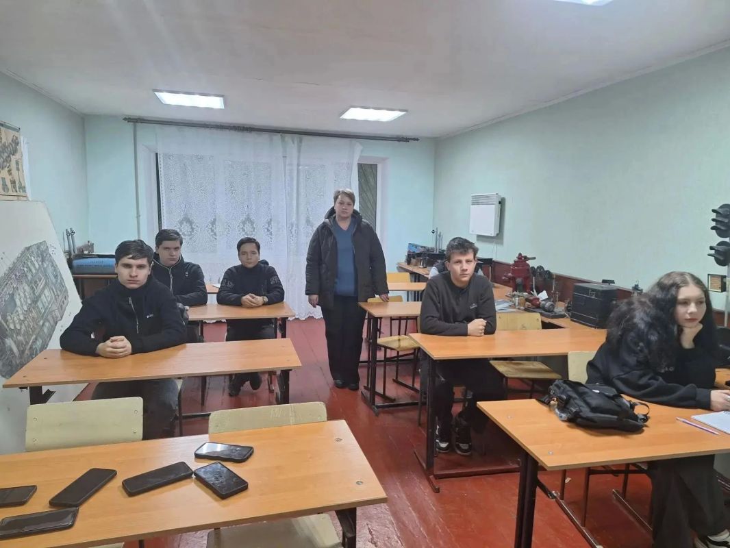 21 октября 2026 года инженер по подготовке кадров локомотивного депо Ясиноватая Донецкого филиала ФГУП «ЖДН» провел встречу со студентами ГБПОУ «Ясиноватский многопрофильный техникум»