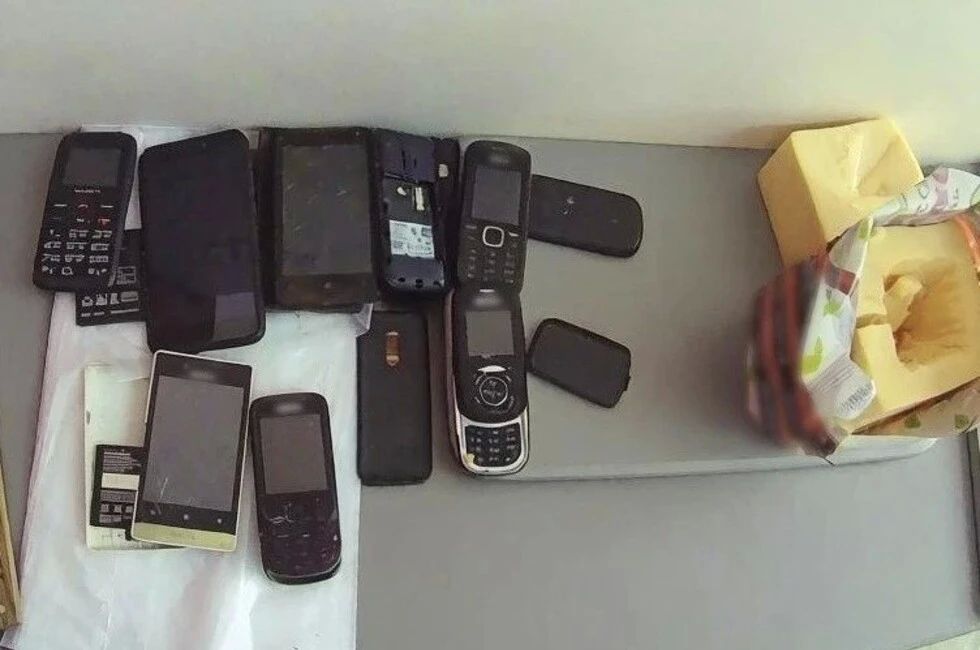 В СИЗО Донецка пытались пронести мобильные телефоны в сыре и печенье