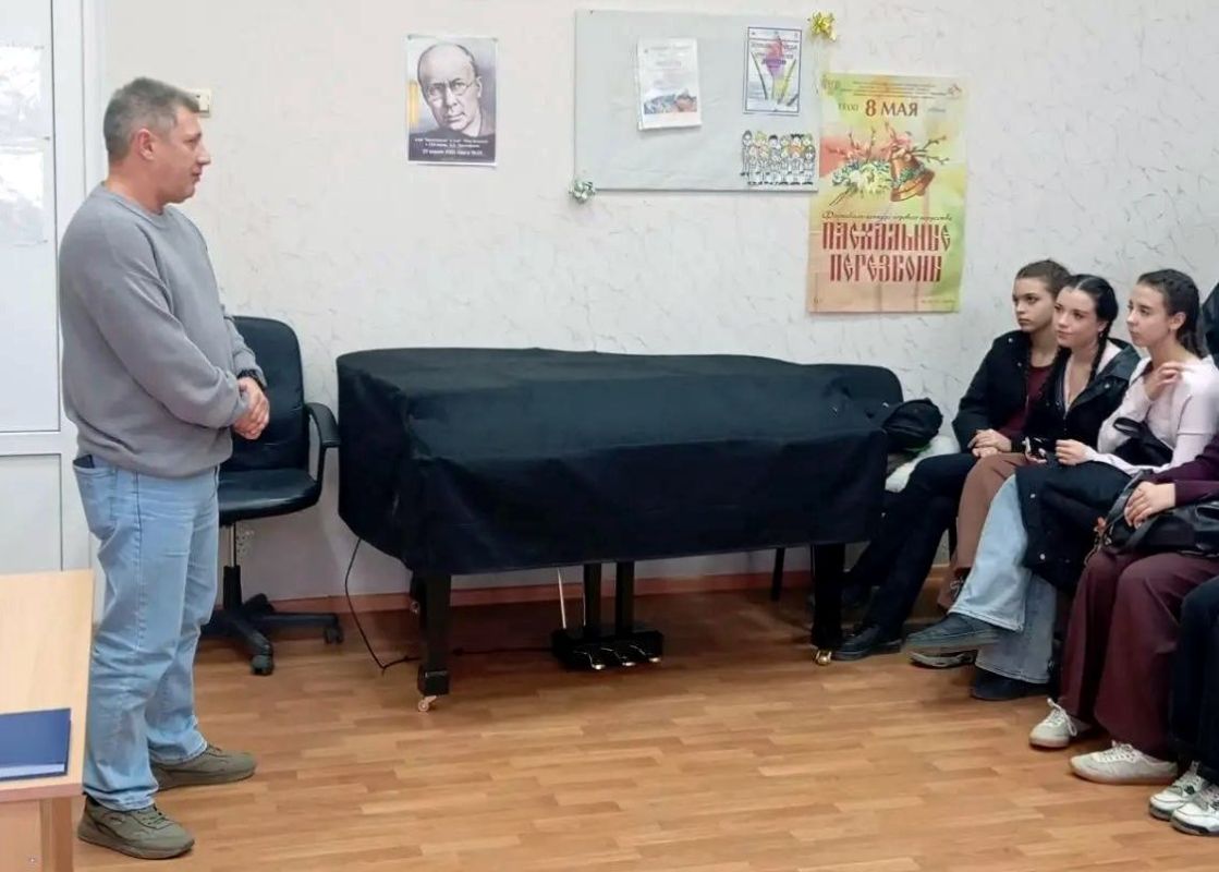 Иван Адамец: В Донецком колледже культуры и искусств в рамках профилактической работы комиссии по делам несовершеннолетних прошла беседа со студентами