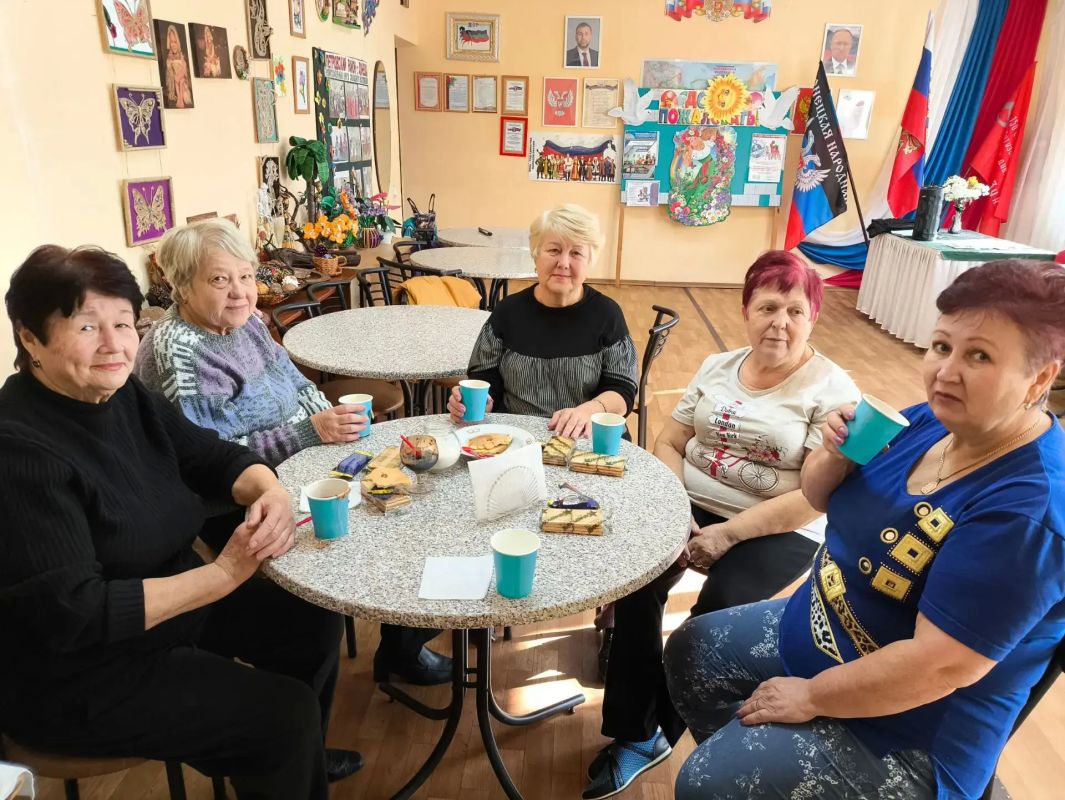 Каждый вторник в Центре социального обслуживания населения Петровского района города Донецка проходят уроки линейных танцев — и каждый раз здесь кипит живая, радостная энергия