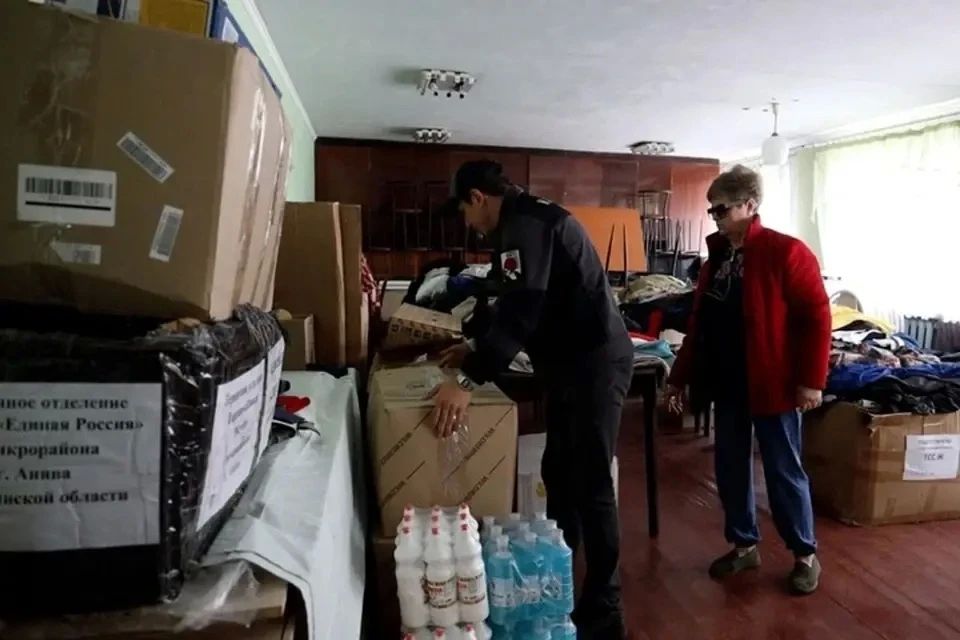 Народный фронт и донецкая поэтесса Инна Кучерова доставили гуманитарную помощь эвакуированным, находящимся в пункте временного размещения в Шахтерске