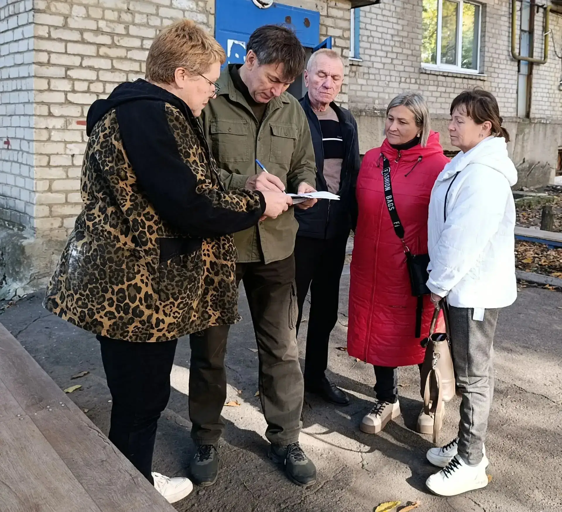 По поручению Главы ДНР Дениса Пушилина в Петровском районе продолжаются встречи с жителями района