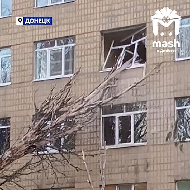 Ураганный ветер валит деревья и едва не срывает крыши в Донецке