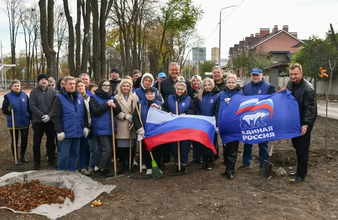 Сквер на проспекте Ковпака становится уютнее – единороссы и сотрудники Управы высадили клёны