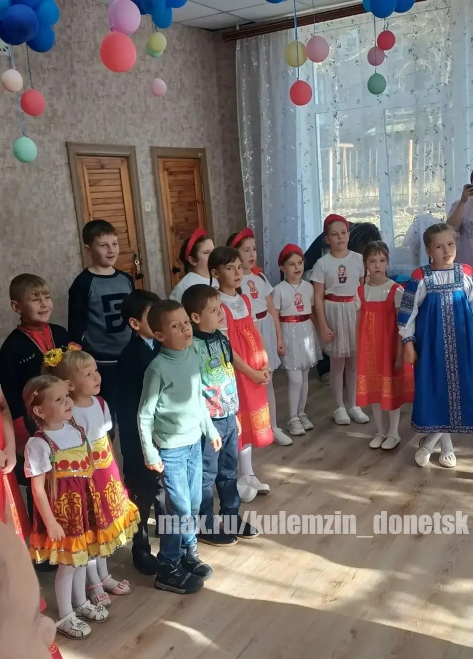 Сегодня сотрудники управления опеки и попечительства администрации г.о. Донецк организовали яркое тематическое мероприятие «Краски осени» для детей-сирот и ребят, оставшихся без попечения родителей